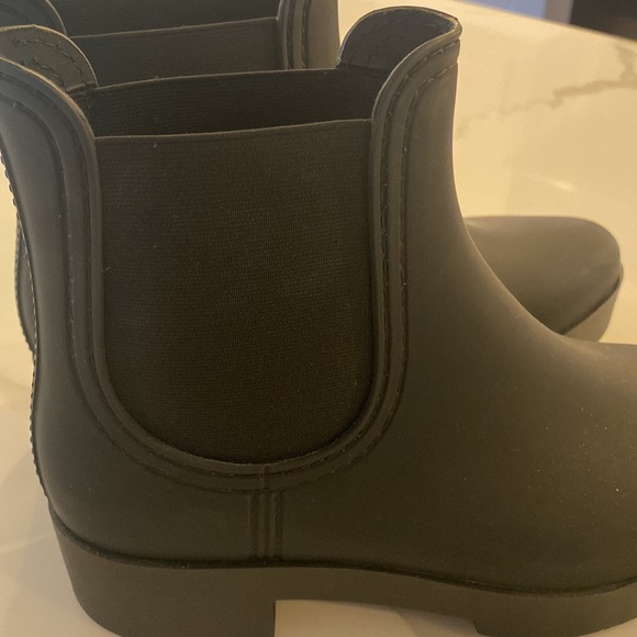 Rain booties- size 9-too narrow for my feet - Picture 3 of 7